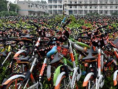 合肥暂扣万辆共享单车，堆积如山引发密集恐惧